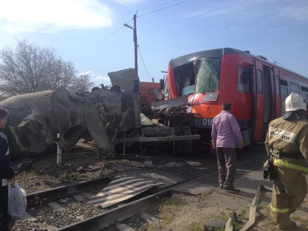 На Ставрополье электричка от удара в бетономешалку сошла с рельсов
